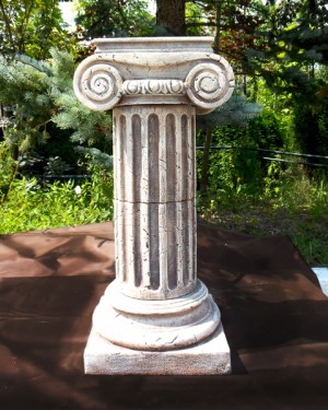 Керамическая колонна, пьедестал с ионической фронтальной капителью 