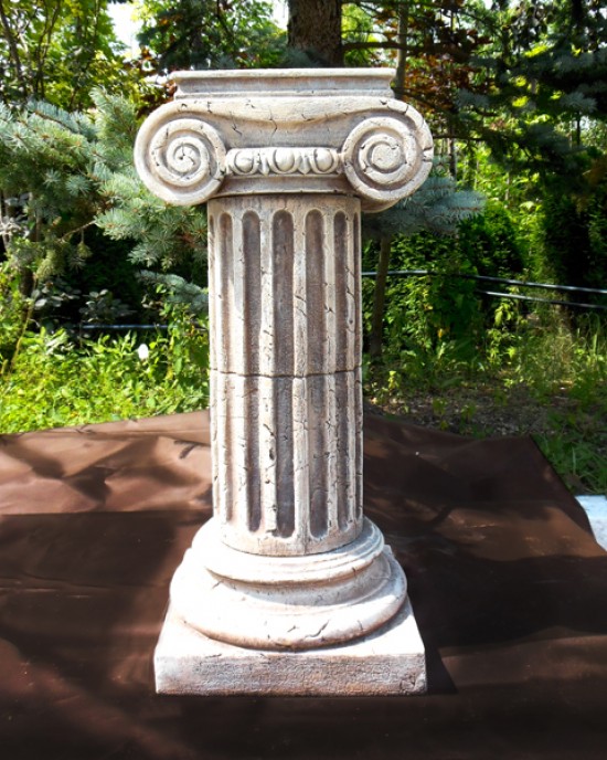 Керамическая колонна, пьедестал с ионической фронтальной капителью 